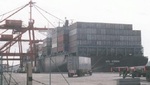 Photo: Unloading a post-Panamax container ship